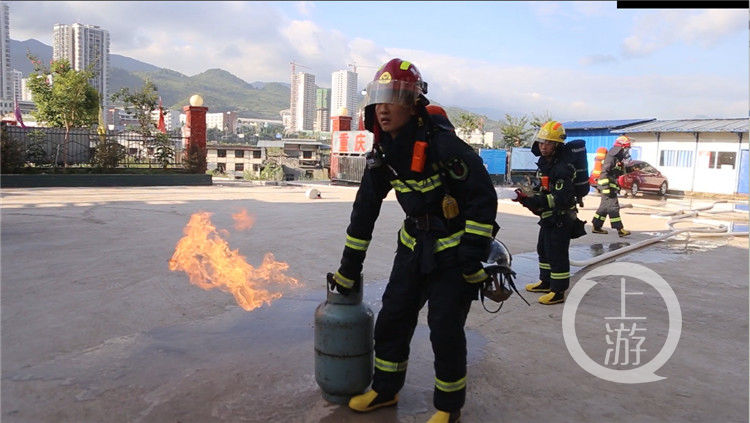  煤气罐|烈火英雄！消防小哥抱着两个冒火煤气罐冲出火场