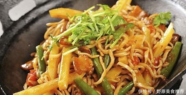  把面条|做豆角焖面，先煮面还是直接焖？其实都不如用这招，不粘还入味