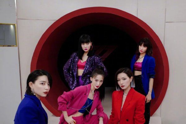  对万茜|万茜高居《浪姐》喜爱榜前列，这操作太不应该，前期人设直接崩塌