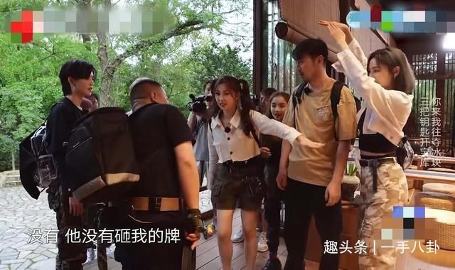  雪儿|你砸我？雷佳音被孔雪儿砸懵，脸上表情不对引粉丝不满：玩不起