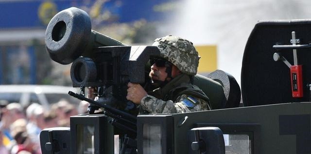 反坦克导弹|美标枪导弹送达乌克兰,总统现场观摩试射,扣动扳机后却面露难堪