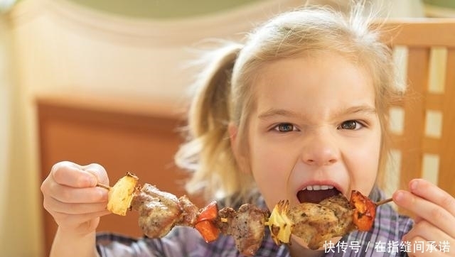 脱衣服|孩子被烫伤后,先脱衣服还是冲冷水?第一步很关键,家长别做错