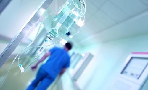 名女子|女子被医生宣告死亡，葬礼途中突然活了过来