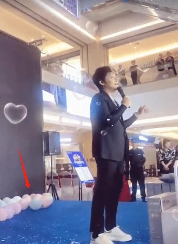  近况|陈志朋近况曝光，穿西装接商演，卖力演唱人气却“惨淡”