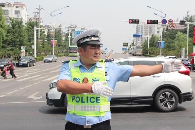  交通|诸城街头惊现“人体红绿灯”