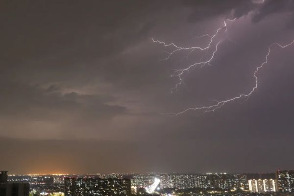 闪电|多图！“北京闪电”上热搜，城区北部和副中心将有强降雨