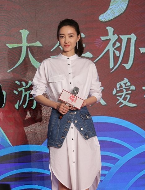 T恤|王丽坤可真瘦，T恤掖着穿看着也显“空”，四肢纤细让人移不开眼