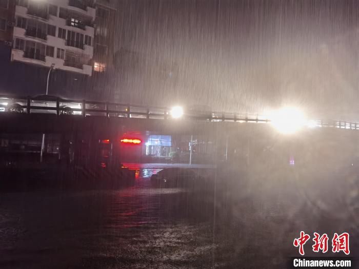 暴雨侵袭下的福州不眠夜：多地积水被淹 市民移车忙