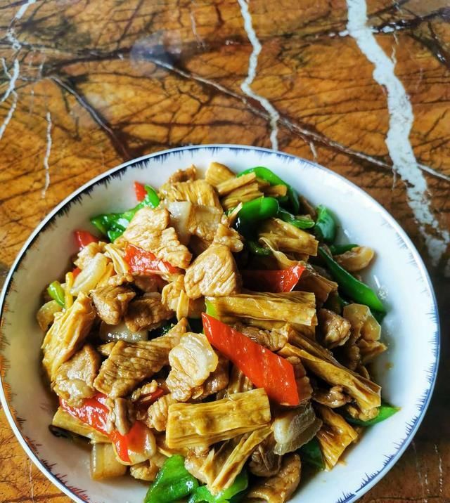  我家|我家最喜欢的腐竹吃法，和五花肉一起烧滑嫩软香，好吃到就差舔盘