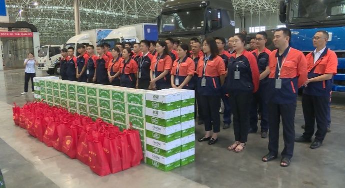  竟然|啥操作？今天下午的南充嘉陵这几个领导竟然给这些人送起了礼物！