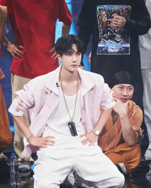  顶流|顶流的王一博可不是那么好当的，摔车摔出了体面和清醒