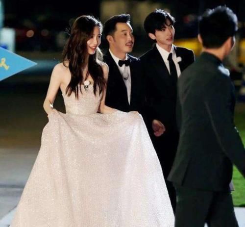  快乐大本营|蔡徐坤和baby又合体新综艺，大合照曝光，我只注意到两人的站位姿势