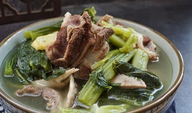  好吃|春菜和它这样炖，鲜咸香嫩，老公夸口好吃，吃到最后连汤汁都不剩