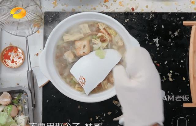  劣质|《中餐厅》遇上黑心商家，餐具全是劣质瑕疵品，顾客忍不住投诉