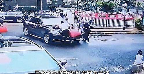  失控|奔驰婚车失控姐弟俩被撞身亡，知情人：肇事司机被捕，新人照常举行婚礼