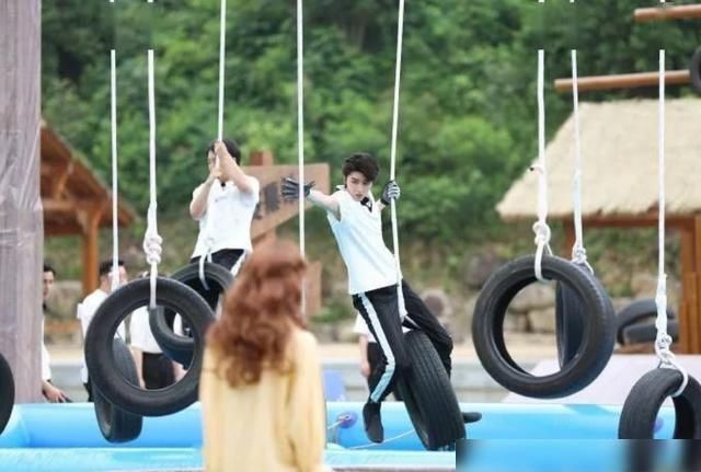  担当|《奔跑吧》蔡徐坤颜值与力量双担当，年轻就是好，大黑牛老了！