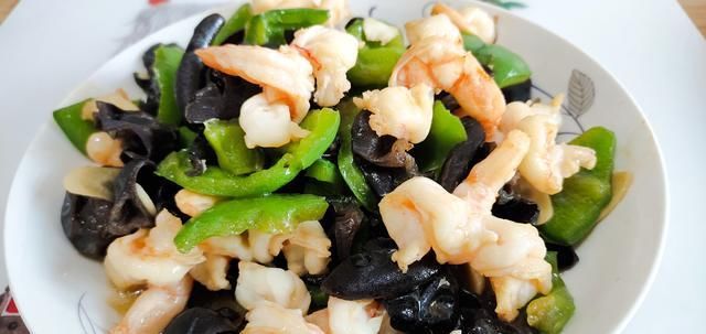  闺蜜|闺蜜来吃饭，简单准备八个菜，最后一碗大虾面让闺蜜全程在找面