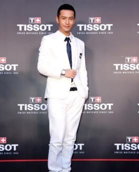  黄晓明|黄晓明《中餐厅》“脱妆”，明星妆前妆后对比，怕是亲妈都不敢认