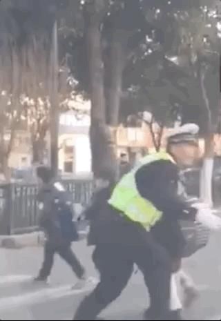  侍东亮|12张小学毕业照c位都是他！“奔跑哥”在50米的岗位上跑1500公里