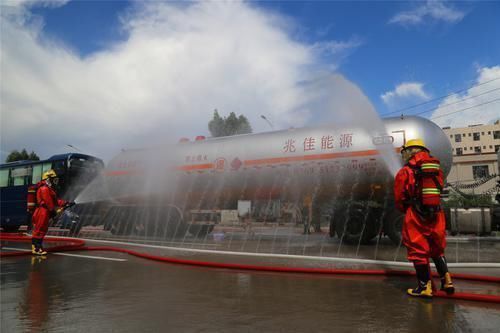  危化品|20吨危化品运输车侧翻泄露？别急，是应急演练！