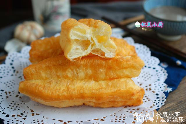  炸油条|炸油条用酵母、泡打粉全错！油条店老板教你正确做法，金黄酥脆