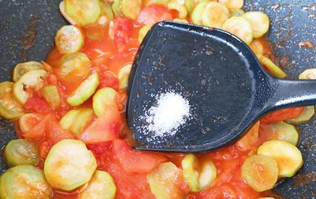  下饭|西红柿别再炒鸡蛋了，和它炒清热解暑还下饭，我家连汤也喝