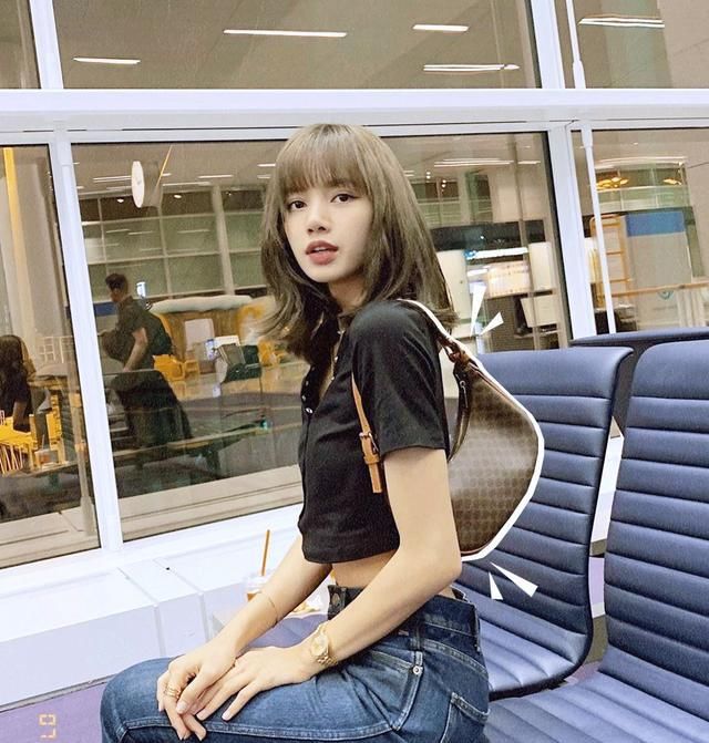 高级有质感|还在背水桶包吗？今年流行的可是“腋下包”，谁背谁好看