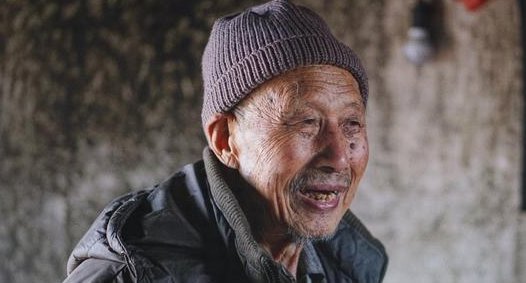 有钱|有钱和没钱的老人，晚年生活有啥不同3个80岁老人说出实话