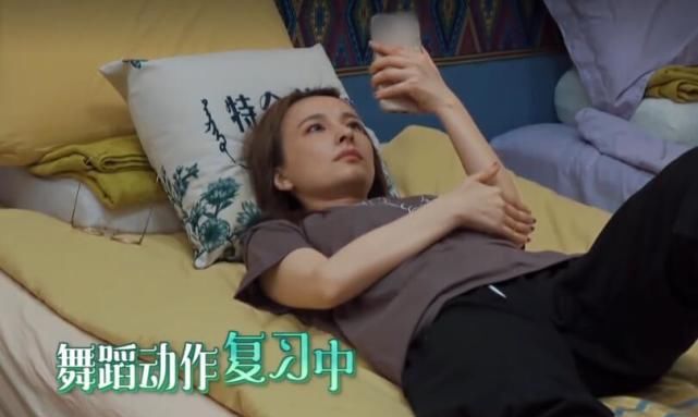  别人|别人都在收拾厨房，唯独吴昕不在，看到她在干啥，难怪没人喊她！