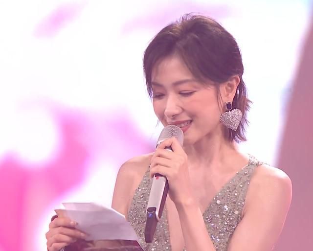  蔡徐坤|芒果台晚会收视还能这么低？万茜主持令人窒息，蔡徐坤压轴也没用