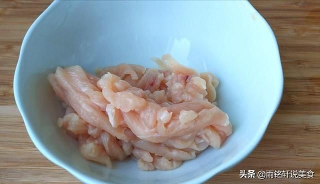 便宜|百吃不厌的鸡胸肉做法，不炸不煎，便宜又营养，酸辣过瘾太下饭了