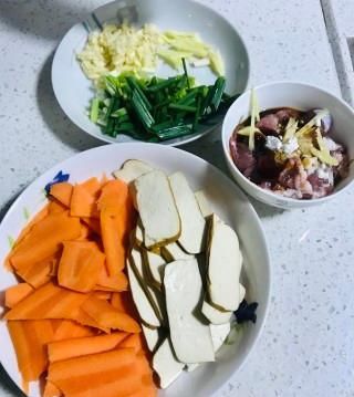 胡萝卜|豆干胡萝卜炒肉#快手小炒#