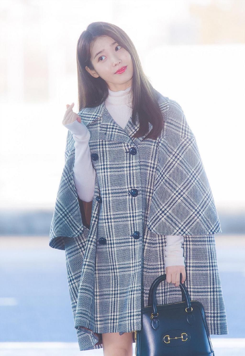 甜美|谁说小个子不能穿斗篷,学李知恩穿斗篷配高领衫,复古甜美好精致