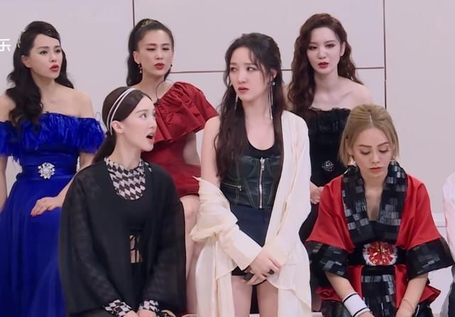  委屈|史上最委屈队长！孟佳被大家选为队长，一脸委屈差点哭出来！