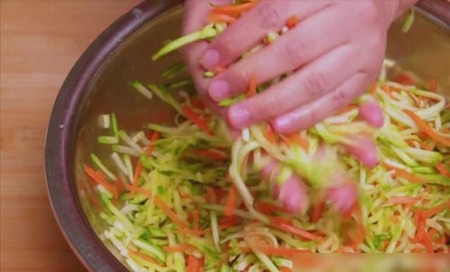  菜卷|这样用西葫芦做出的菜卷，每一层都裹满了馅料，吃起来非常的美味