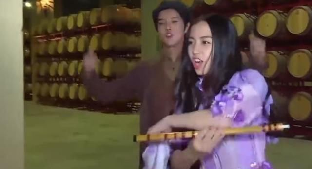  黄晓明|跑男baby跟嘉宾合影都是微笑脸，不是黄晓明，而是仅同台一次的他