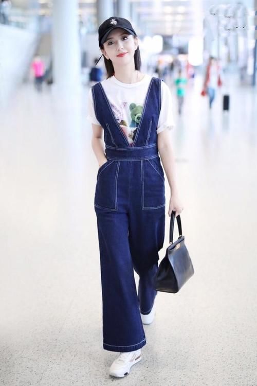 辣妈|佟丽娅真瘦,T恤叠穿背带裤蛮腰一点都不鼓囊,这身材辣妈圈拔尖