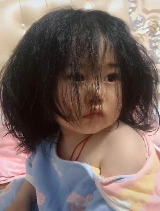  天真|3岁女娃睡醒觉后，睡衣变成“露肩装”，天真可爱的模样逗翻网友