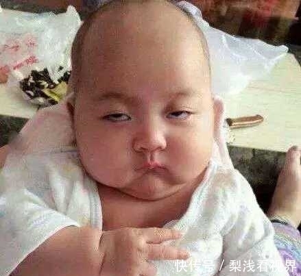 妹子|妹子，你可真有一套啊，用这方式喂宝宝真是太省力了