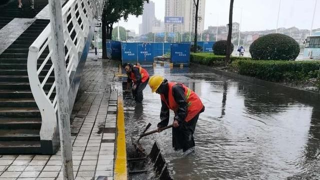 全员|积极应对新一轮强降雨来临！岳阳这支队伍全员出动