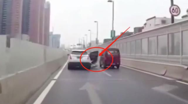  副驾驶上|高架桥上一辆凯迪拉克，副驾驶女子忽然跳车，捡起手机头也不回