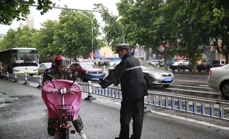  电动|一致好评丨招远交警冒雨走上街头帮电动自行车上牌!