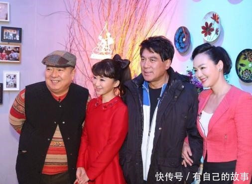 农村|少儿节目主持人董浩,退休后农村生活曝光,坐村口吃面条让人心酸