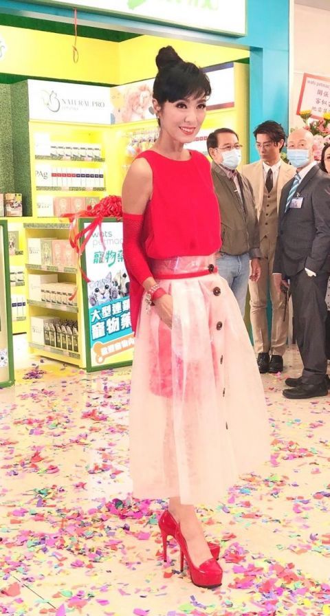  搭配|62岁苗侨伟帅气不减，白T恤+蓝西装精神抖擞，衬的65岁米雪真娇嫩