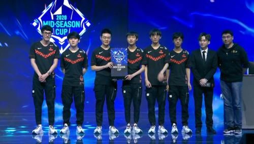  队伍|TES微博投票首次超越RNG？粉丝自嘲：没成绩都不好意思投票！