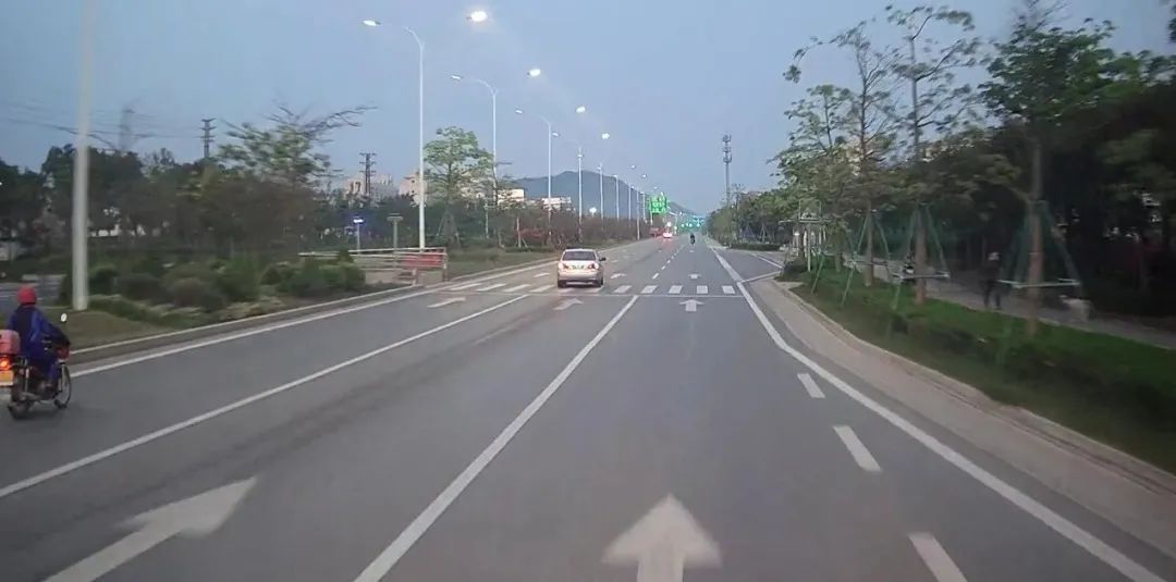  判刑|男子在斗门公交站台睡觉被小车飞撞当场丧命！车主夫妇双双被判刑！