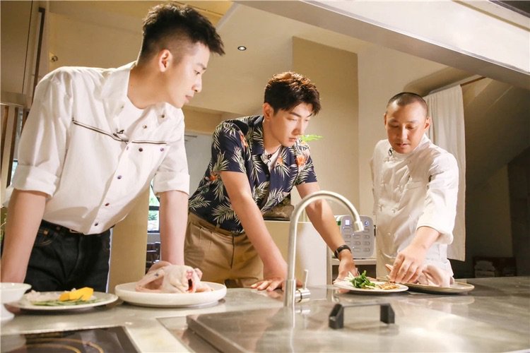  李子峰|“鲜厨”寻访名师学厨，这次他们相中的是最具湖湘特色的“神秘食材”……