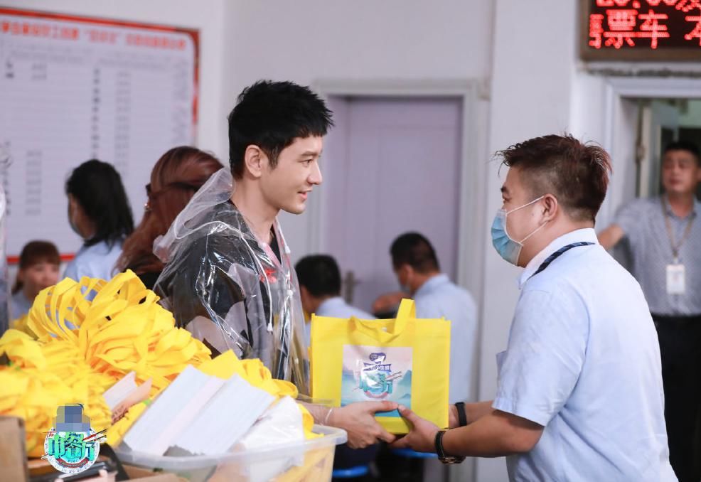  中餐厅|《中餐厅》口碑爆棚，为致敬一线人员，黄晓明带队做800份盒饭