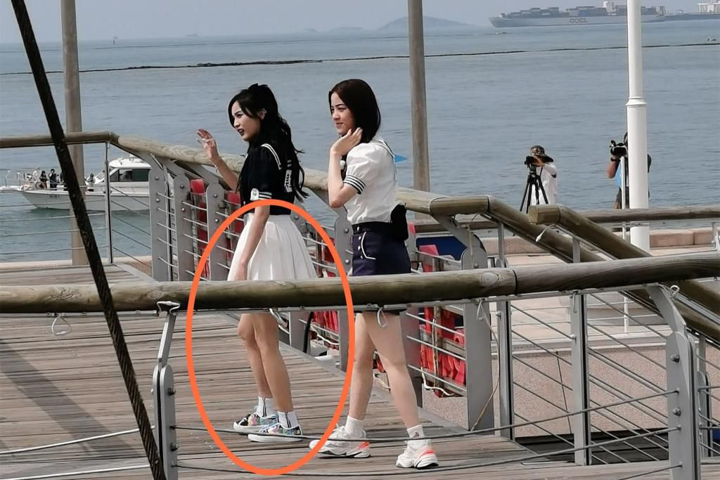  格外|《奔跑吧》吴宣仪路透图流出，腿型格外引人注意，旁人都有压力了