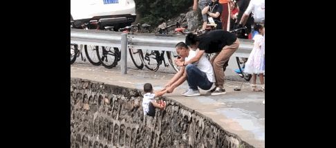  拍照|官方回应小孩被挂峭壁上拍照：已加强巡逻
